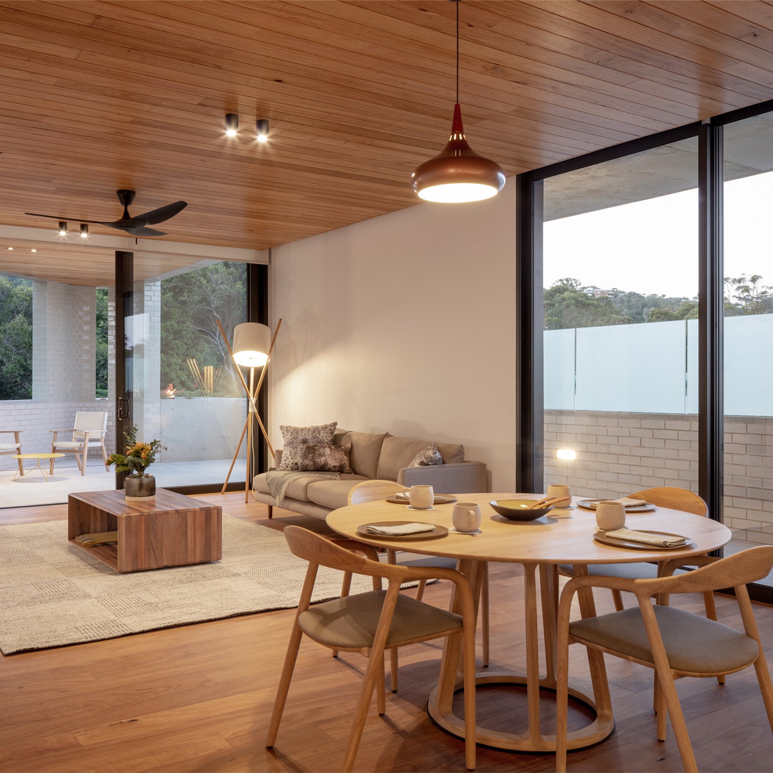 DINING TABLE // Pivot , OAK (120 / 140cm dia)