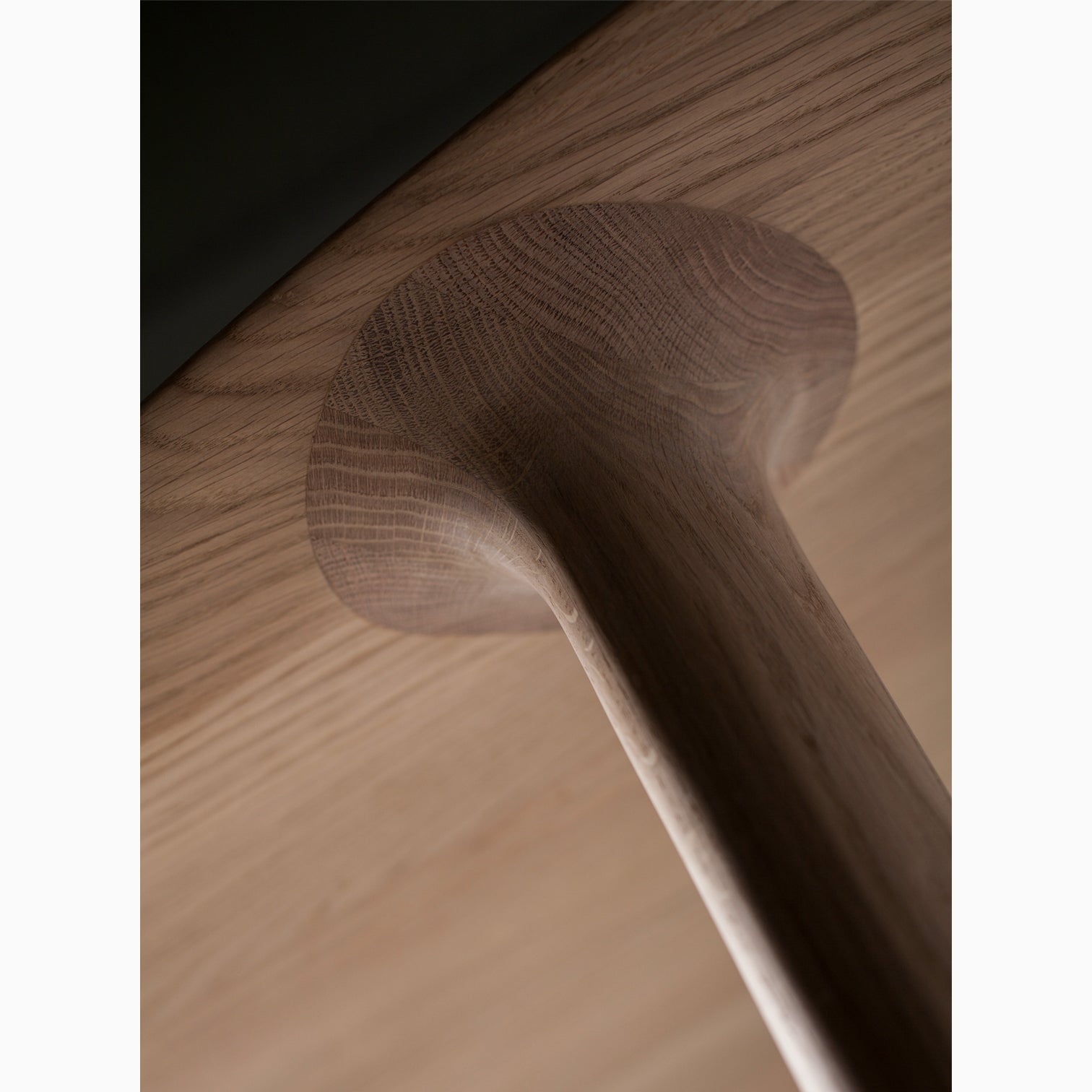 DINING TABLE // Luc [Oval]
