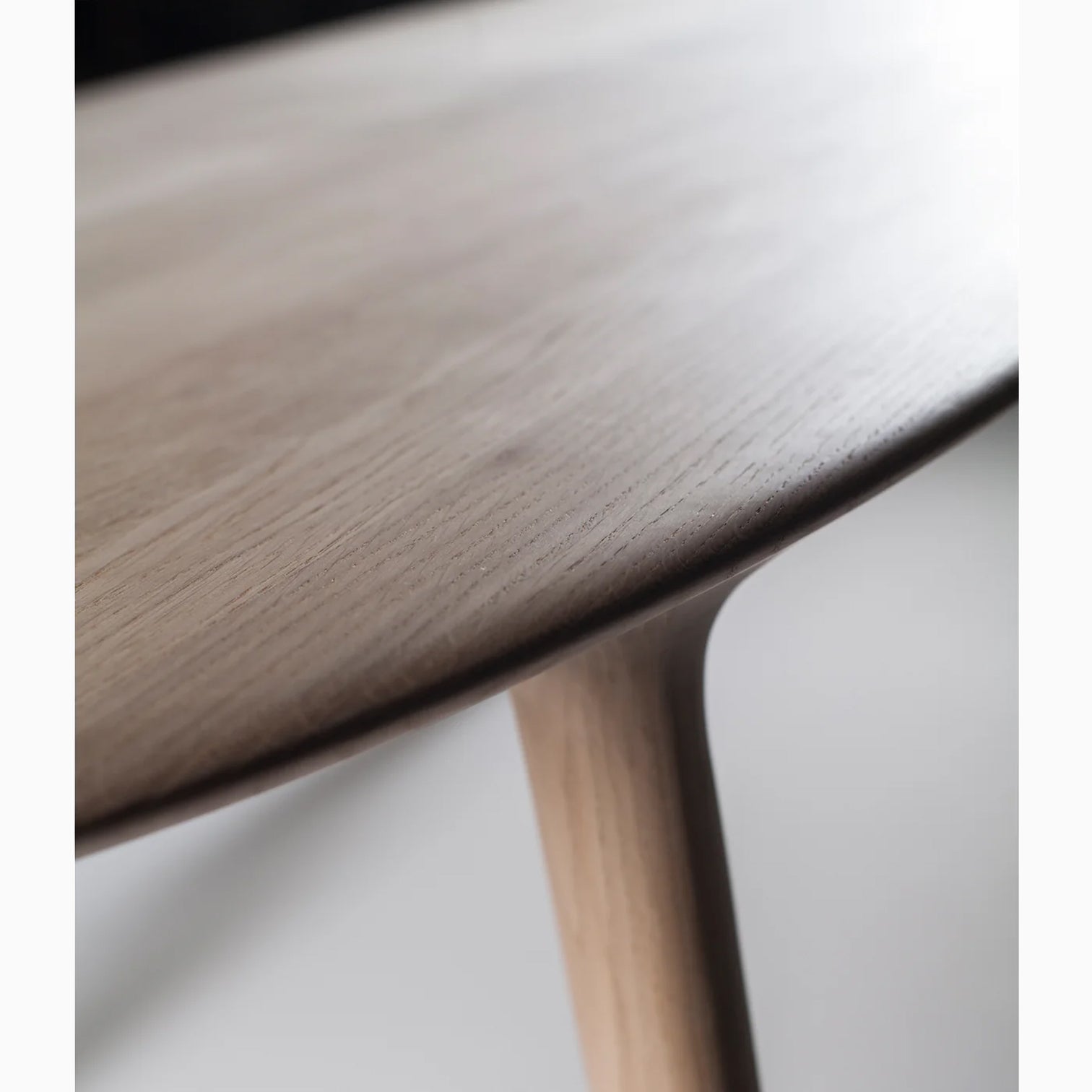 DINING TABLE // Luc [Oval]