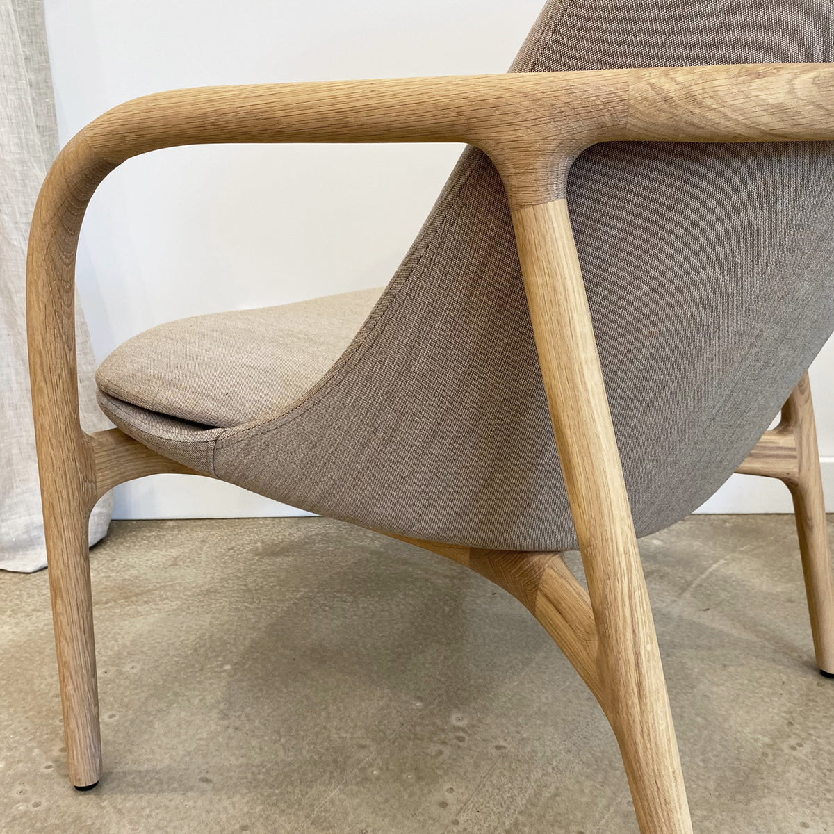 ARTISAN LOUNGE CHAIR // Neva High Back [Oak/Remix 242 Latte]
