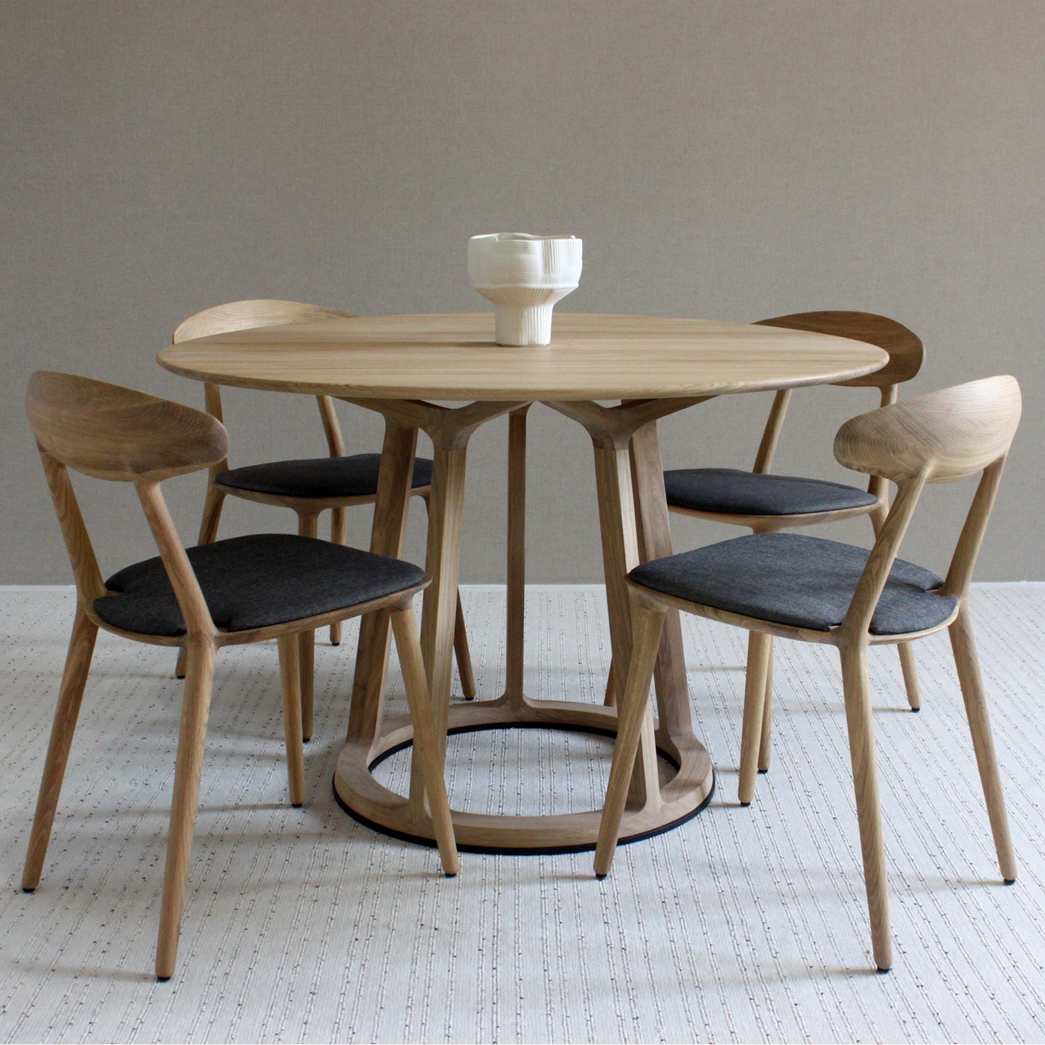 DINING TABLE // Pivot , OAK (120 / 140cm dia)