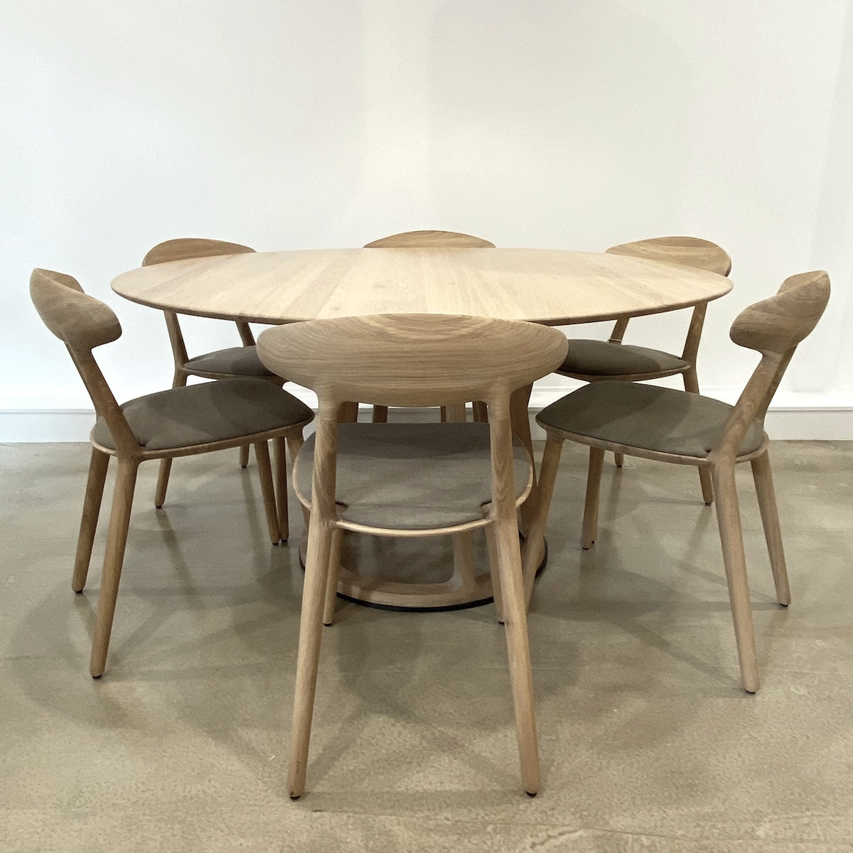 SALE - DINING TABLE // PIVOT 140cm [6 seats]