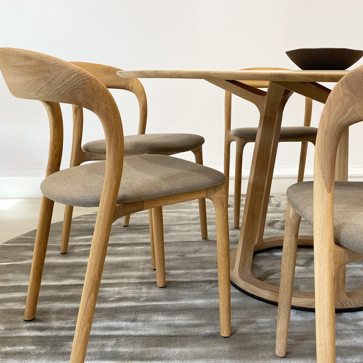 DINING TABLE // Pivot , OAK (120 / 140cm dia)
